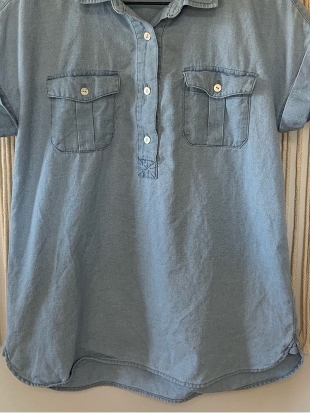 Light Blue Short-Sleeve Polo Shirt with Chest Pockets